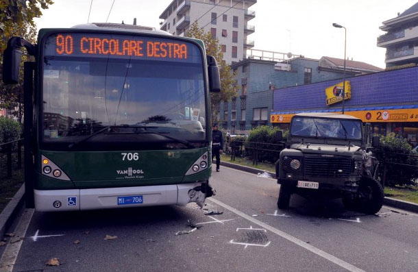 incidente autobus e jeep esercito italiano